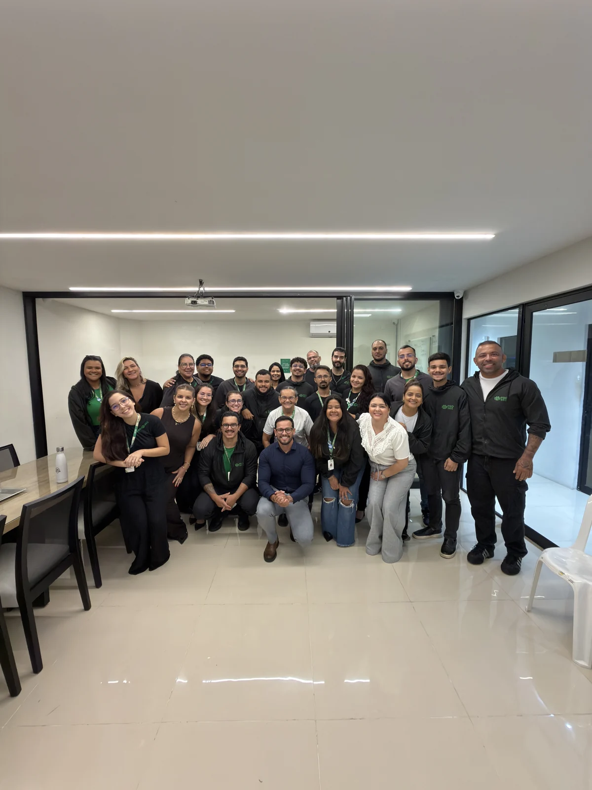 Equipe reunida em treinamento comercial