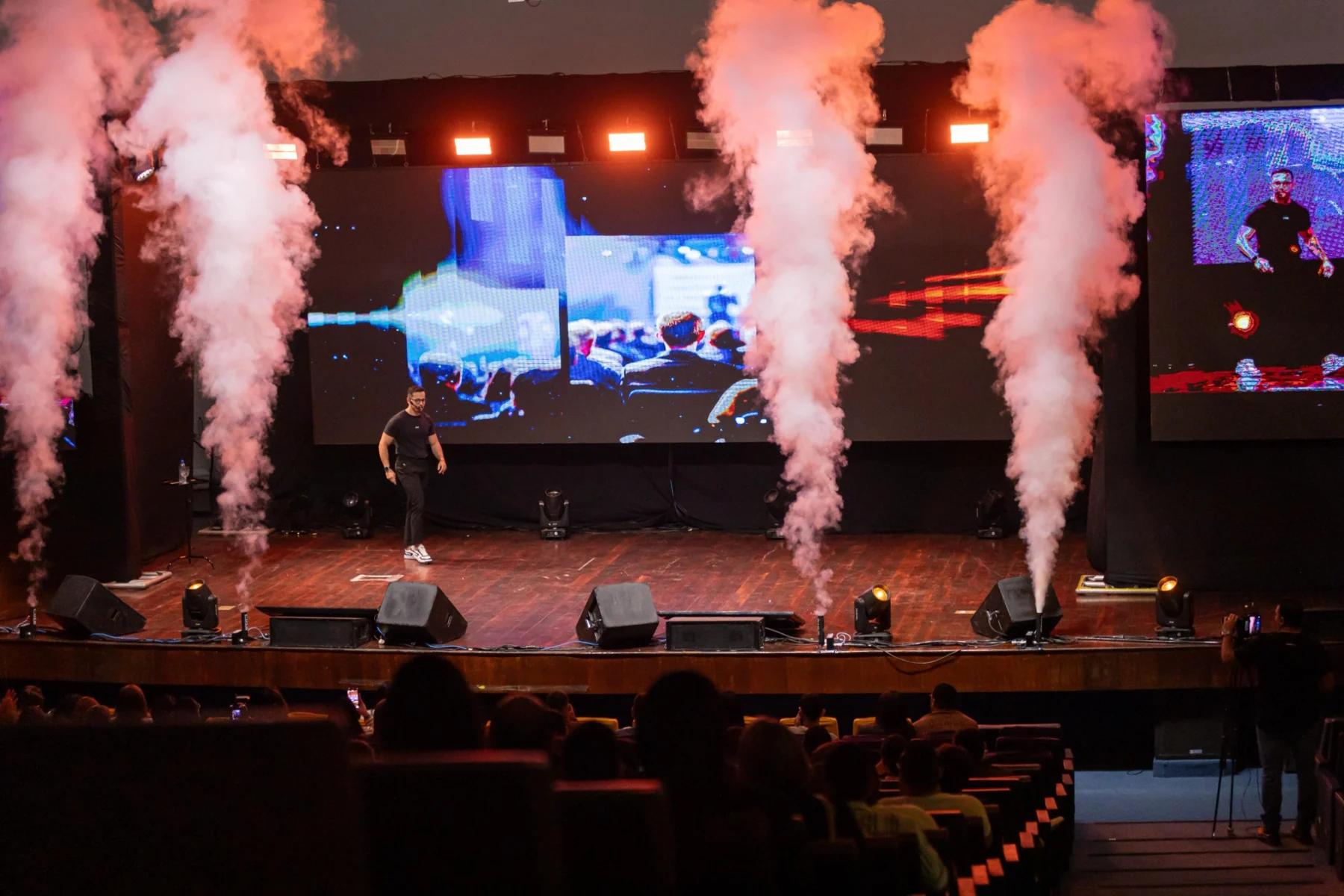 Jetsom em evento de vendas no palco